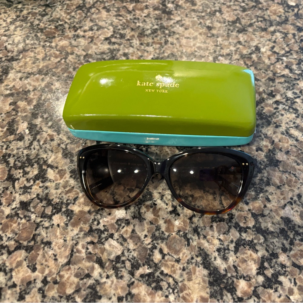 NWOT Kate Spade Sunglasses with case and cleaning cloth